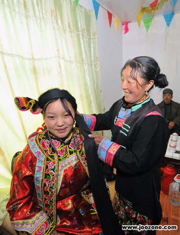 A bride gets her hair braided in a village in Aba Tibetan and Qiang autonomous prefecture, Southwest China\s Sichuan province on May 10, 2010.