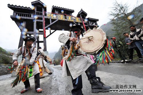 Artists rehearse a drum dance in a village in Aba Tibetan and Qiang autonomous prefecture, Southwest China\s Sichuan province on May 10, 2010.